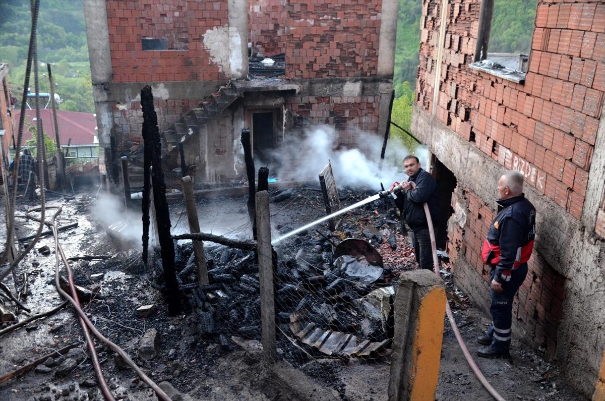 G&Uuml;NCELLEME 4- Kastamonu'da &ccedil;ıkan yangında 6 ev hasar g&ouml;rd&uuml;