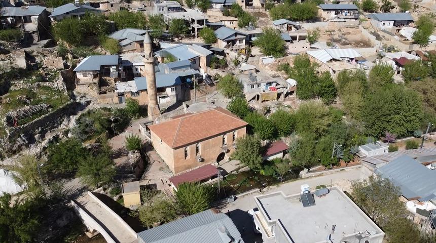 Binanın altından geçiyor! Ramazan ayında gelen yanından ayrılmak istemiyor