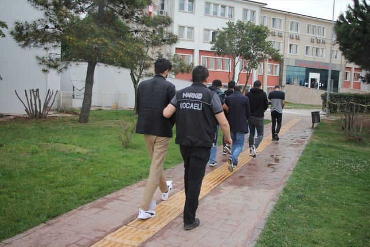 Kocaeli'de kamyonette 139 kilo 350 gram eroin ele geçirilmesine ilişkin gözaltına alınan 4 şüpheli adliyede G1