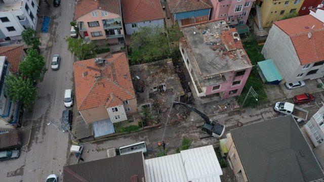 Kocaeli'de 17 Ağustos 1999 Marmara Depremi'nde hasar gören 2 binanın yıkımı yapıldı