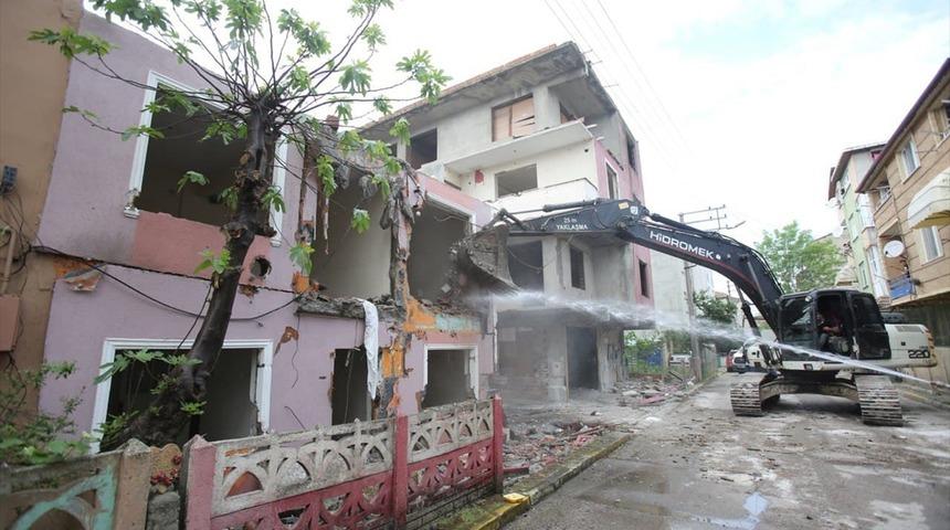 Kocaeli'de 17 Ağustos 1999 Marmara Depremi'nde hasar gören 2 binanın yıkımı yapıldı