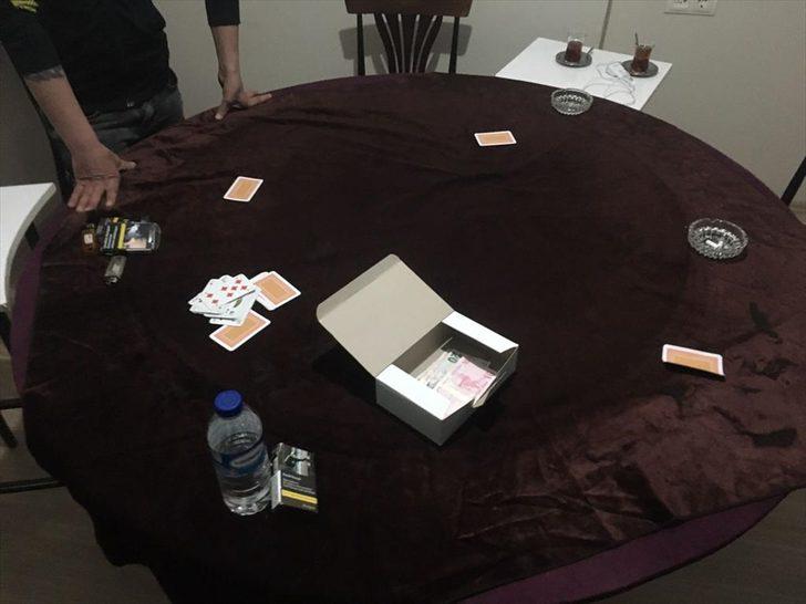 Karabük'te iki evde kumar oynayan ve Kovid-19 tedbirlerini ihlal eden 13 kişiye 29 bin 68 lira ceza kesildi G1