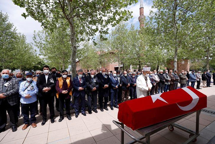 Edebiyatçı Emine Işınsu Öksüz, son yolculuğuna uğurlandı G1