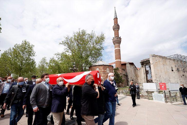 Edebiyatçı Emine Işınsu Öksüz, son yolculuğuna uğurlandı G3
