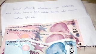 Bakkala zarf içinde para bırakıp, çocukken izinsiz aldığım ürünlerin ücreti notu yazdı
