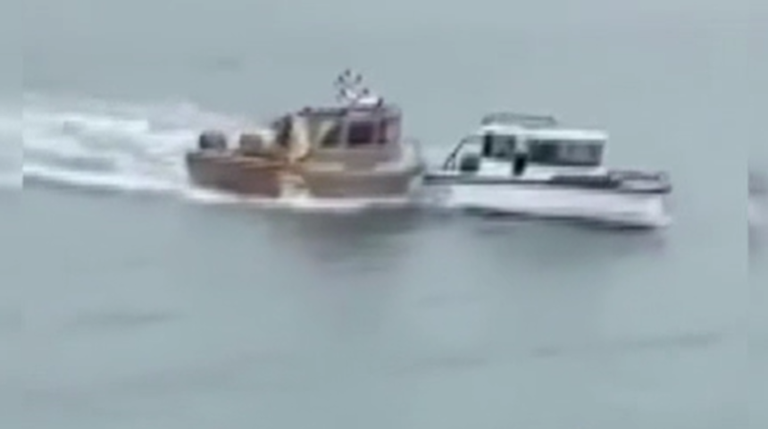  İngiliz balık&ccedil;ı teknesi, Fransız balık&ccedil;ı teknesini Jersey Adası&rsquo;ndan &ccedil;arparak uzaklaştırdı