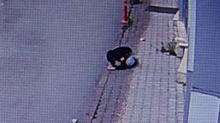 Balkondan sarkan çocuk kaldırıma düştü