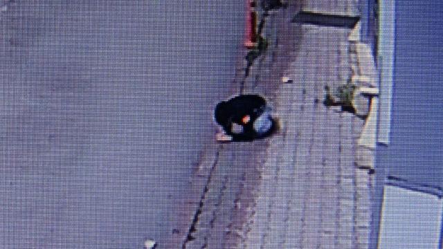 Balkondan sarkan çocuk kaldırıma düştü