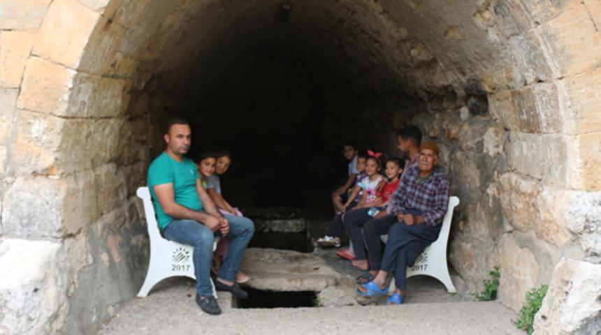 Köylüler serinlemek için tarihi camiye gidiyor