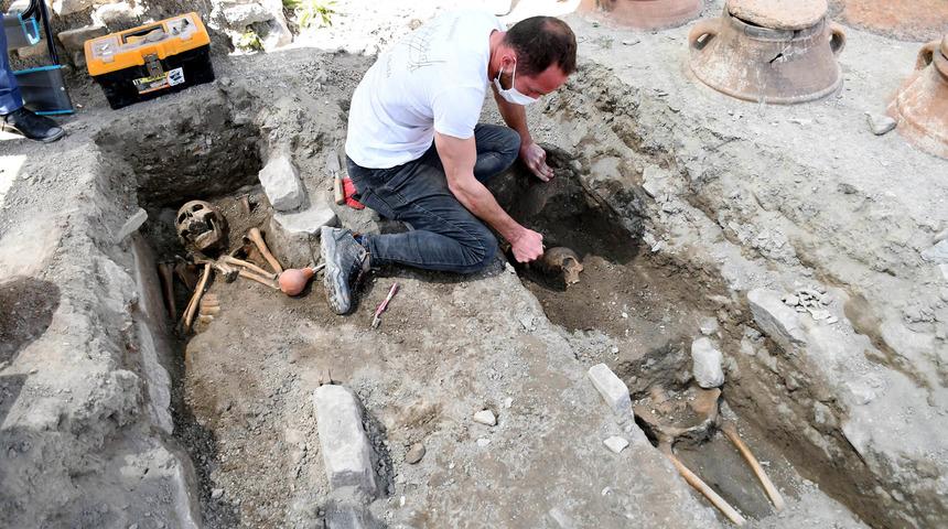 Tarihi Kadıkalesi kazılarında 13'üncü yüzyıldan kalma insan iskeletleri bulundu