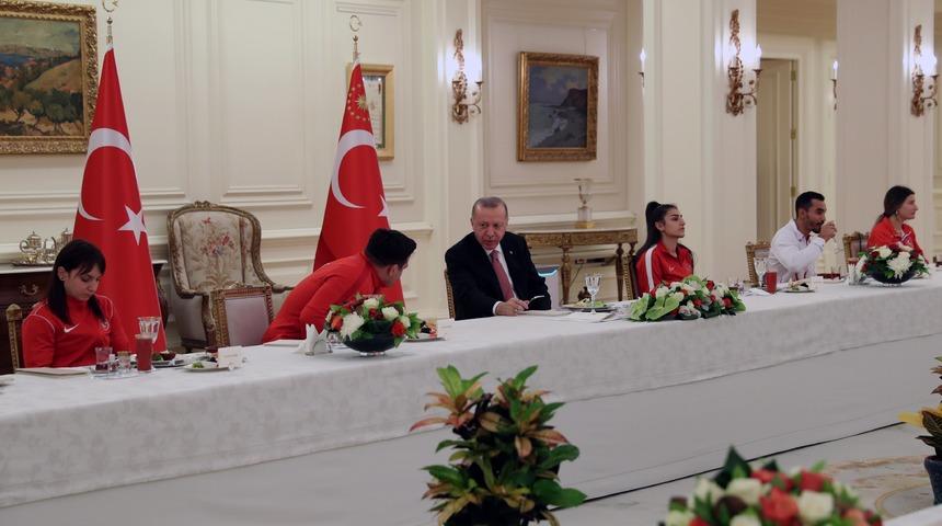 Cumhurbaşkanı Erdoğan, bu yıl Avrupa ve Dünya şampiyonalarında madalya kazanan milli sporcularla iftar yaptı
