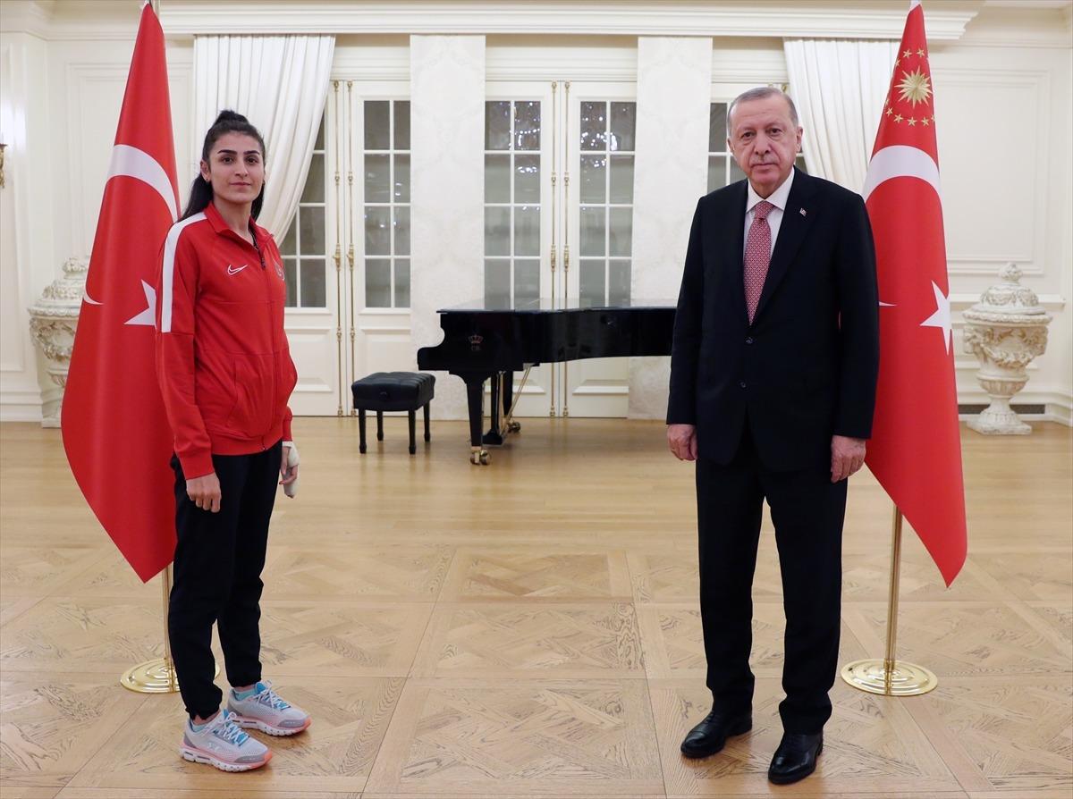Cumhurbaşkanı Erdoğan, bu yıl Avrupa ve D&uuml;nya şampiyonalarında madalya kazanan milli sporcularla iftar yaptı