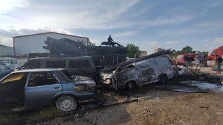 Denizli'de yediemin otoparkında çıkan yangında 9 araç zarar gördü