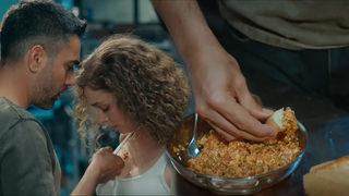 Aşkın Tarifi dizisinde Kadir Doğulu ile Serra Arıtürk'ün dikkat çeken menemen sahnesi! Menemen nasıl yenir öğrendik mi gençler?