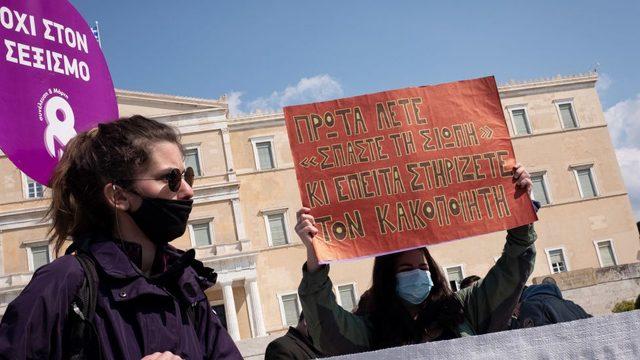 Tasarıya karşı çıkan bir grup 27 Mart'ta parlamento önünde protesto düzenledi.