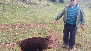 Nasıl olduğunu bilen yok! Tarladaki çukur vatandaşı korkutuyor