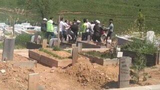 Mezarlıkta birbirlerine girdiler! Yumruk ve tekmeler havada uçtu