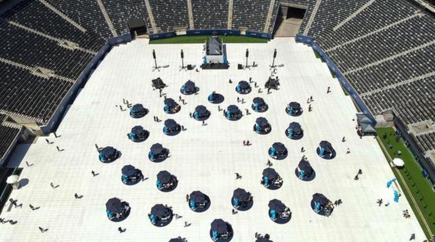 Salgın nedeniyle g&ouml;r&uuml;şemeyen aileler stadyumda buluştu