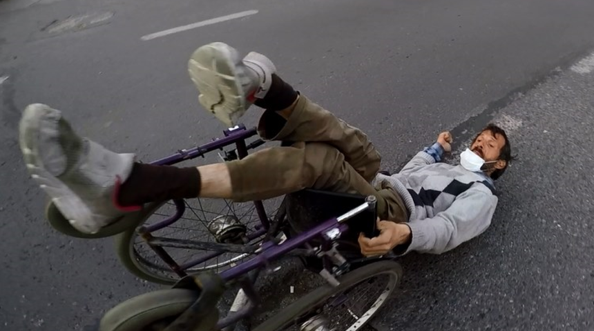 Trafiğin ortasında engellinin çaresizliği: Çevredekiler kaldırırlar diye düşünüyordum