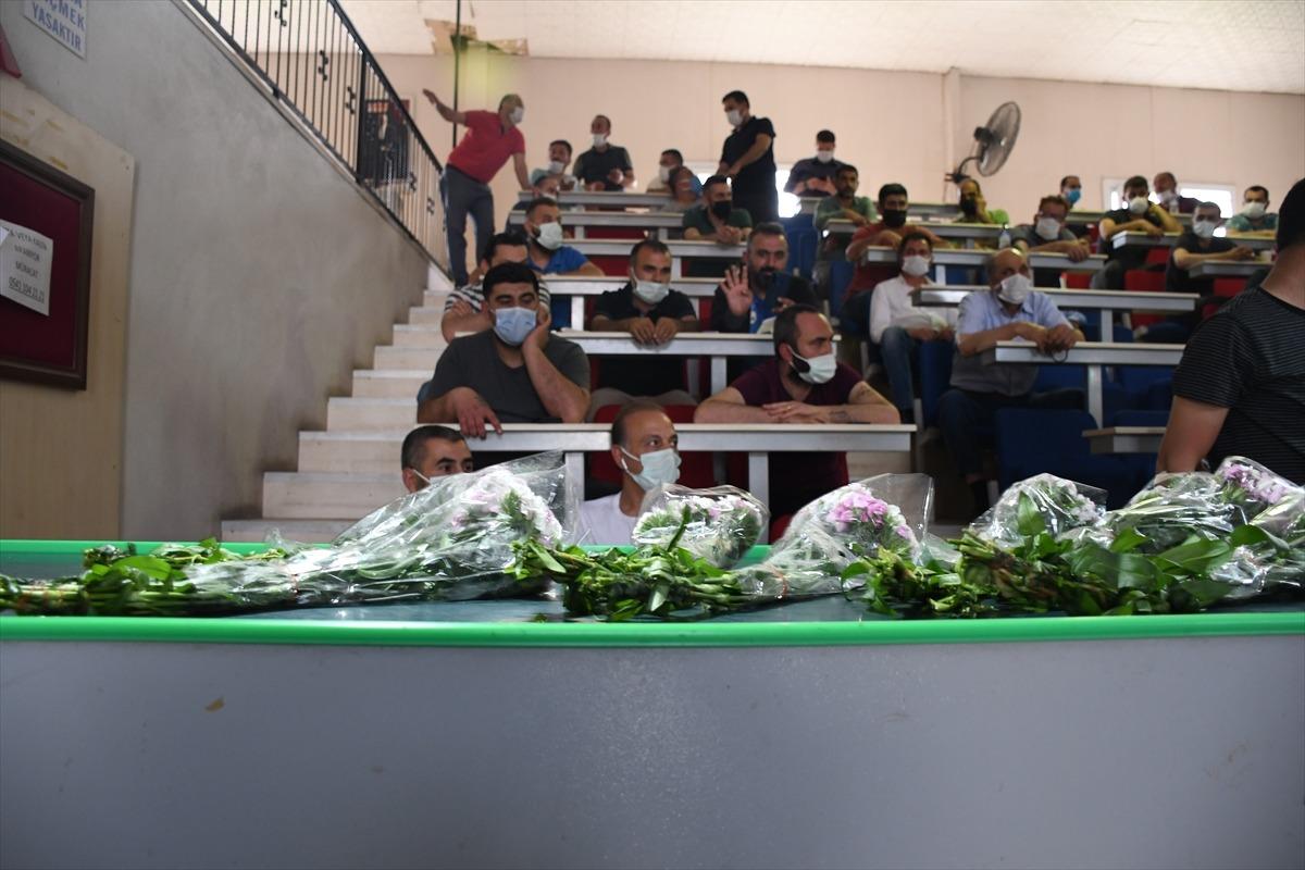 &Ccedil;ukurova'daki &ccedil;i&ccedil;ek mezatlarında Anneler G&uuml;n&uuml; yoğunluğu