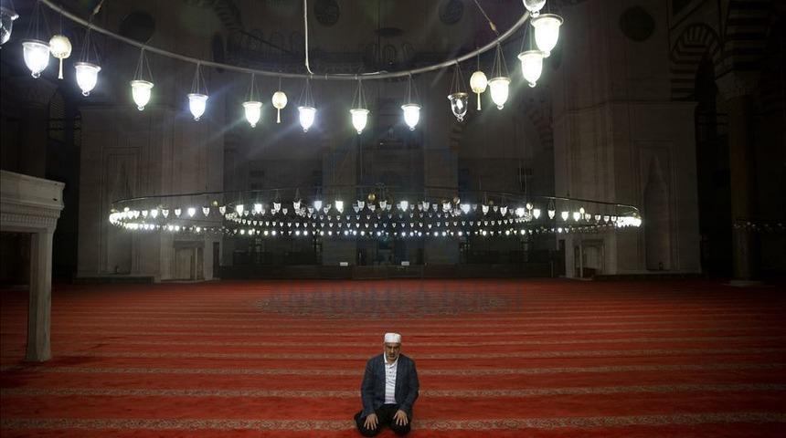 Camilerde teravih kılınacak mı? Kadir Gecesinde camiler açık mı?