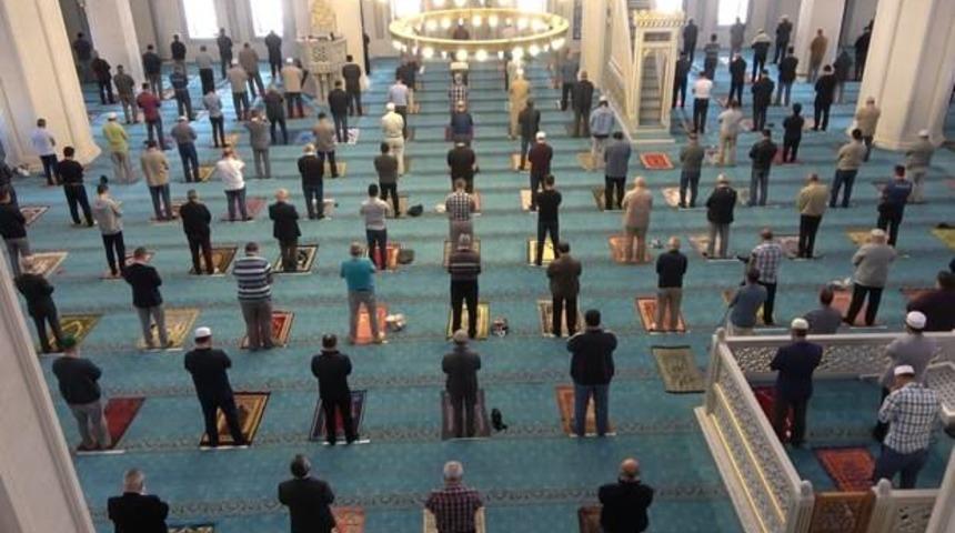 Bu yıl bayram namazı camilerde kılınacak mı, bayram namazı saat kaçta? Tam kapanmada Ramazan Bayramı'nda camiler açık mı?
