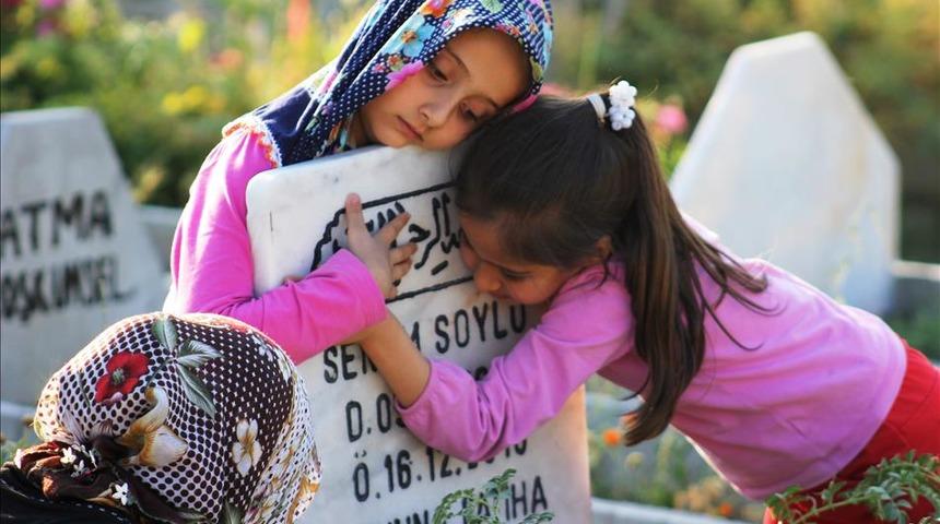 Annesi ölenler için Anneler Günü mesajları hüzünlendiriyor! Ölmüş anneye duygusal mesaj!