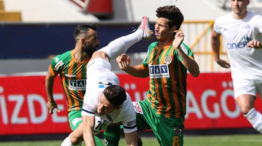 Alanyasporlu Salih Uçan'ın yüzündeki dikişler alındı