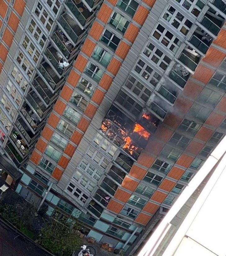 Londra’da 43 katlı apartmanda yangın G1