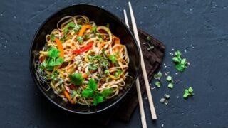 Farklı lezzet arayanlara özel tarif! Sebzeli Çin eriştesi nasıl yapılır?