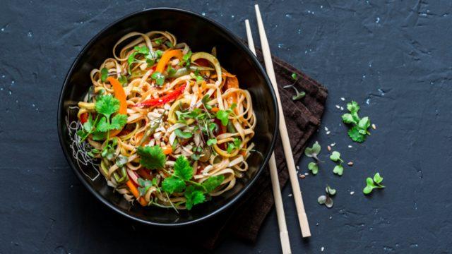 Farklı lezzet arayanlara özel tarif! Sebzeli Çin eriştesi nasıl yapılır?