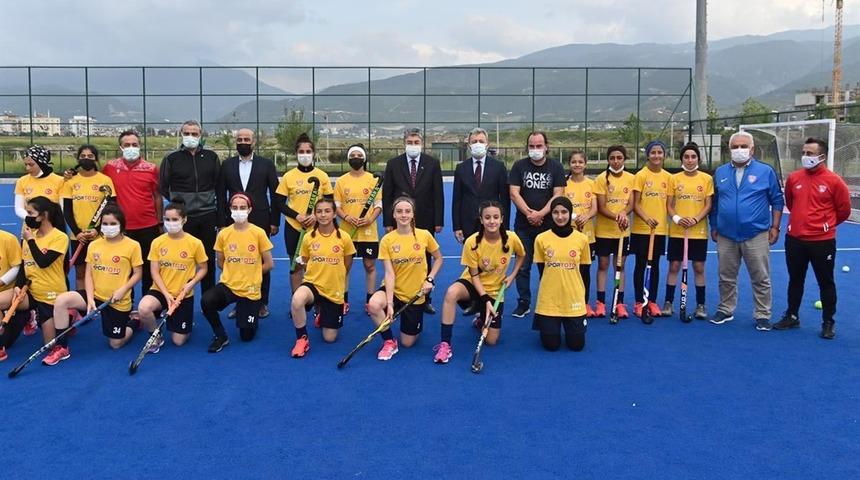 Osmaniye Valisi Yılmaz'dan, 16 Yaş Altı Hokey Milli Takımı kampına ziyaret