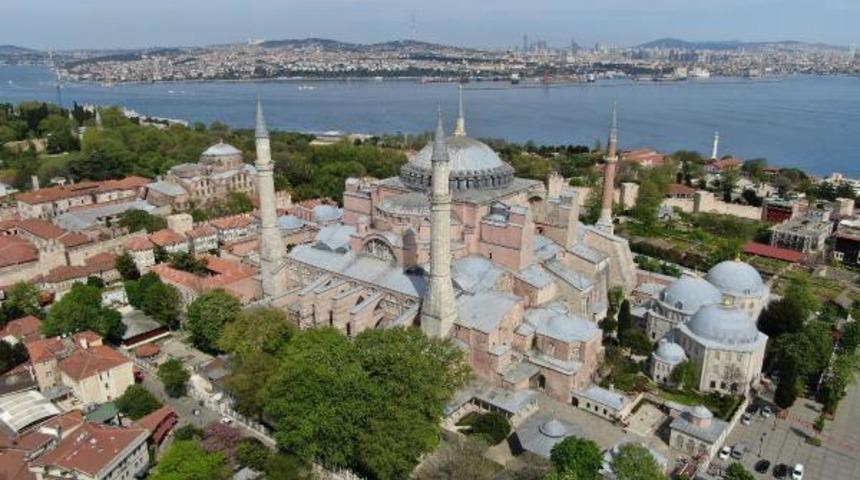Ayasofya Camii’ne 87 yıl sonra ilk mahya asıldı