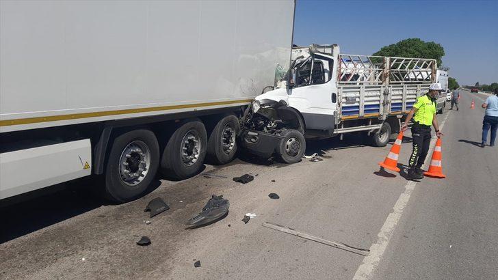 Karaman'da tırın dorsesine çarpan kamyonetin sürücüsü öldü G1