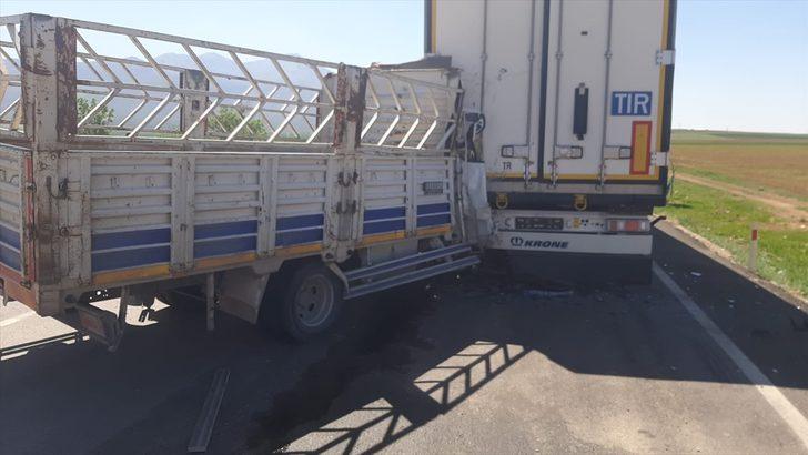Karaman'da tırın dorsesine çarpan kamyonetin sürücüsü öldü G2