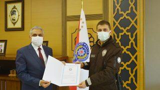 Samsun'da kalbi duran kedi yavrusuna suni teneffüs yapan mahalle bekçisi ödüllendirildi