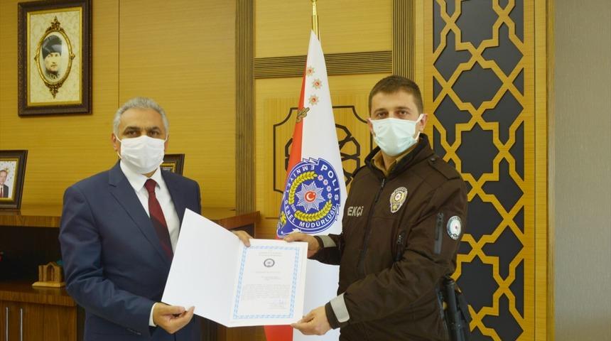 Samsun'da kalbi duran kedi yavrusuna suni teneffüs yapan mahalle bekçisi ödüllendirildi