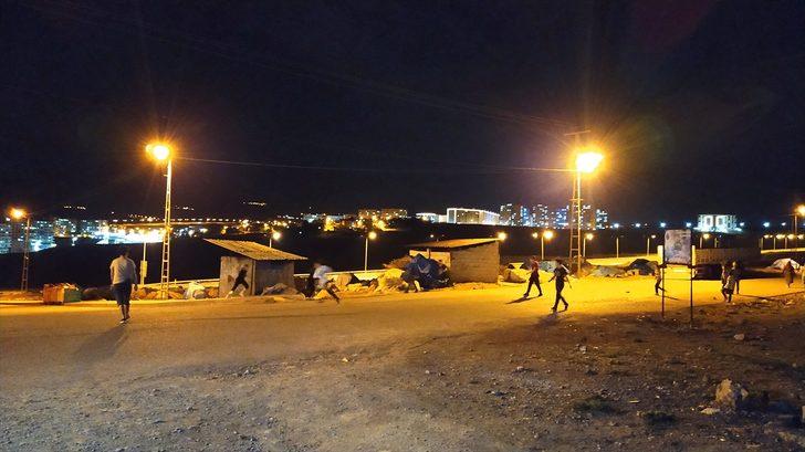 Siirt’te kısıtlamaya uymayan çocuklar sokak lambaları kapanınca evlerine gitti G1