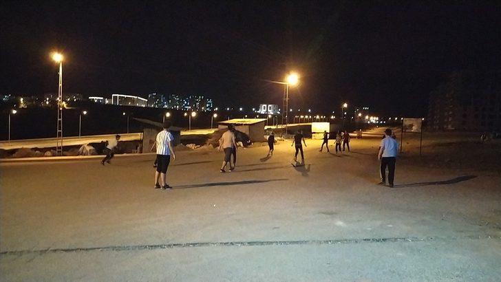 Siirt’te kısıtlamaya uymayan çocuklar sokak lambaları kapanınca evlerine gitti G2