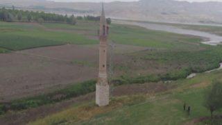 Sular altında kalan köyün 'yalnız minaresi'