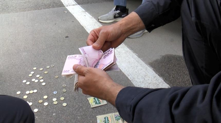 Aracının üzerinde para dolu cips kutusu buldu