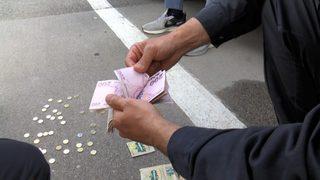 Aracının üzerinde para dolu cips kutusu buldu