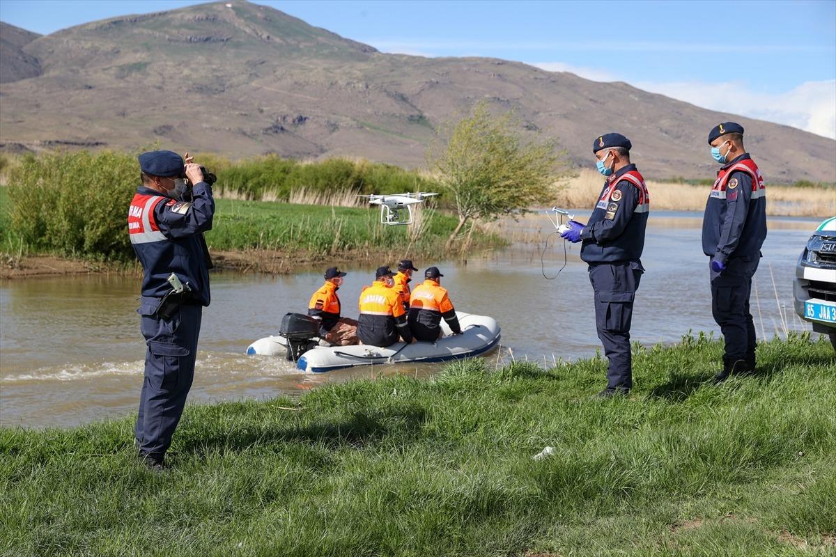 Van G&ouml;l&uuml;'nden &uuml;remek i&ccedil;in tatlı sulara g&ouml;&ccedil; eden inci kefali hem havadan hem karadan korunuyor