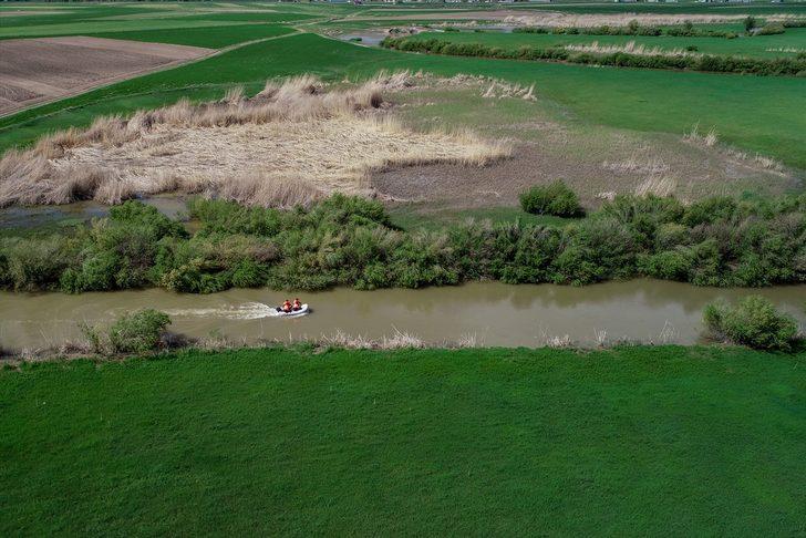 Van Gölü'nden üremek için tatlı sulara göç eden inci kefali hem havadan hem karadan korunuyor G3