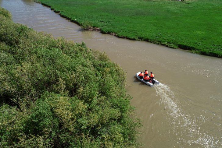 Van Gölü'nden üremek için tatlı sulara göç eden inci kefali hem havadan hem karadan korunuyor G4