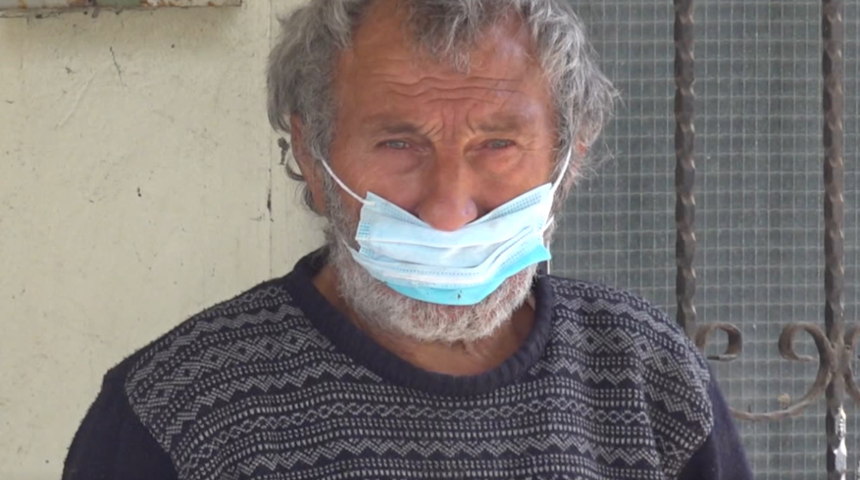 Bahçesinde 16 ton çöp biriktiren vatandaş, çöplerin toplanmasını gözleri dolarak izledi