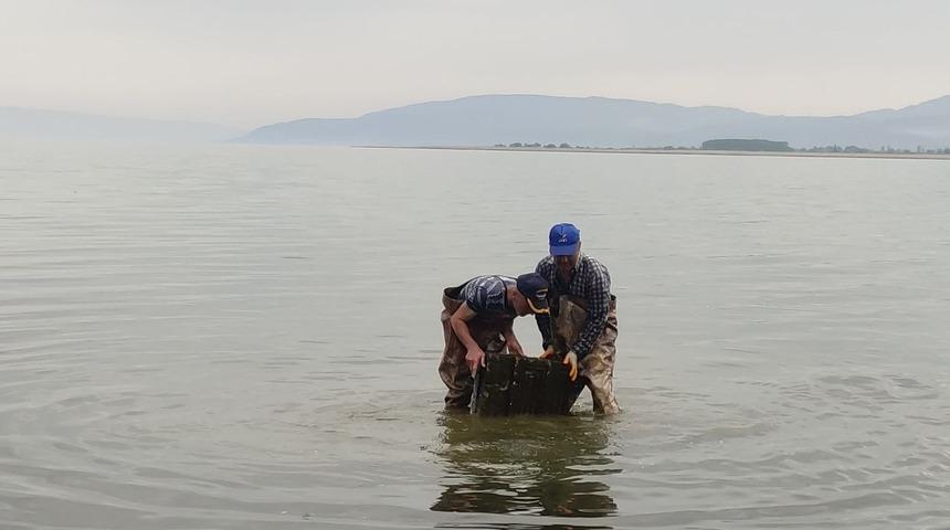İznik Gölü’nde ağlara takıldı! 2 bin yıllık kabartmalı yazıt görenleri şaşırttı
