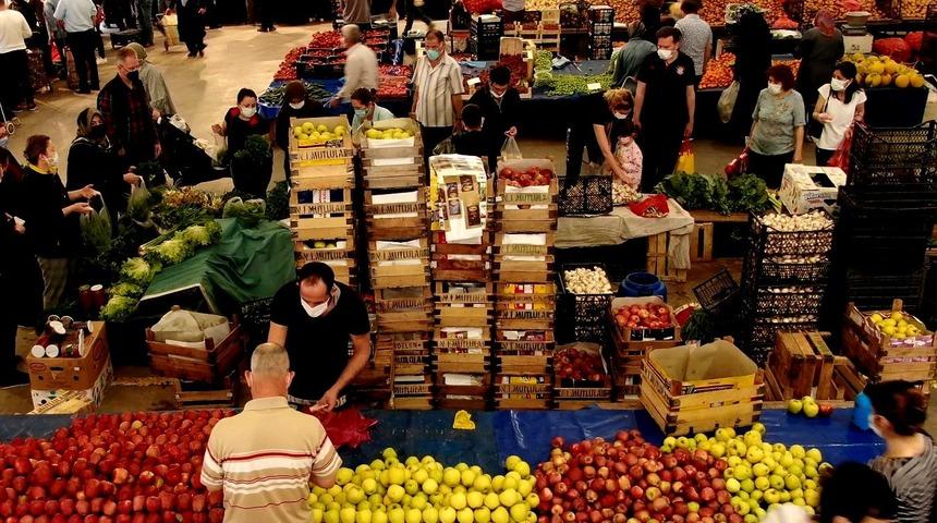 Pazar yerleri açıldı, vatandaş akın etti! Bazı marketlerin yaptığı ise tepki çekti