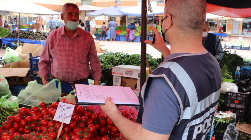 Diliyle parmaklarını ıslatarak poşetleri a&ccedil;an pazarcıya ceza