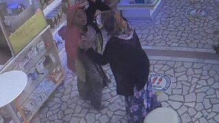 Yaşlı kadın, hırsızı böyle avladı! Yakalanmamak için önce tükürdü, sonra da tuvaletini yaptı